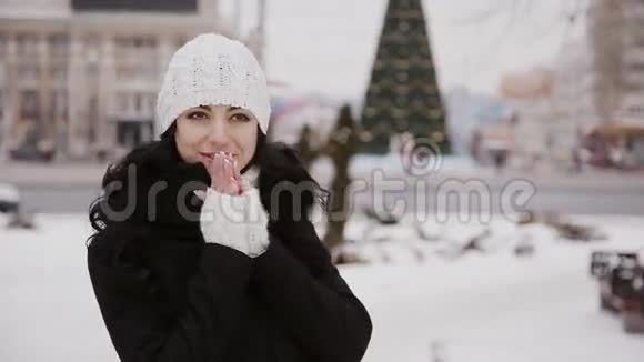 圣诞树城的美丽女孩视频的预览图