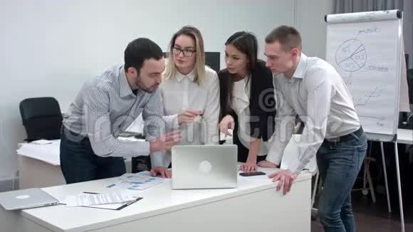 在会议室工作的商务人员视频的预览图