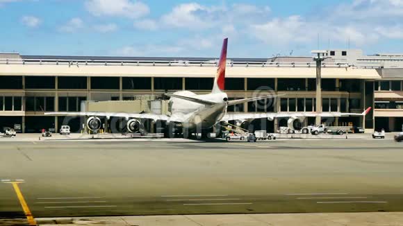机场门飞机和停机坪视频的预览图