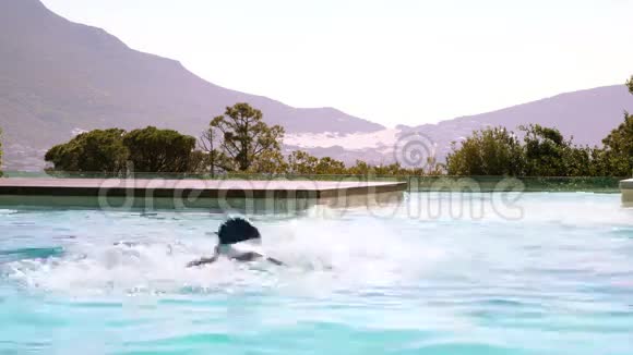 健身游泳运动员在室外游泳池中蝶泳视频的预览图
