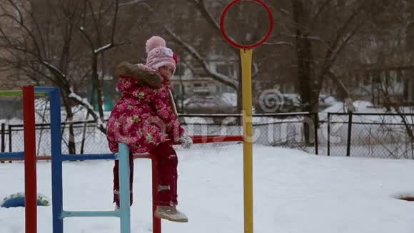 冬天在运动场上玩耍的女孩视频的预览图