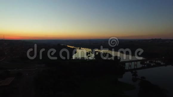 巴西圣保罗州巴拉博尼塔市日落时的空中镜头2016年7月视频的预览图
