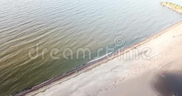 从沙滩上的无人机和芬兰湾海岸的视野中在地平线上看到了圣区视频的预览图