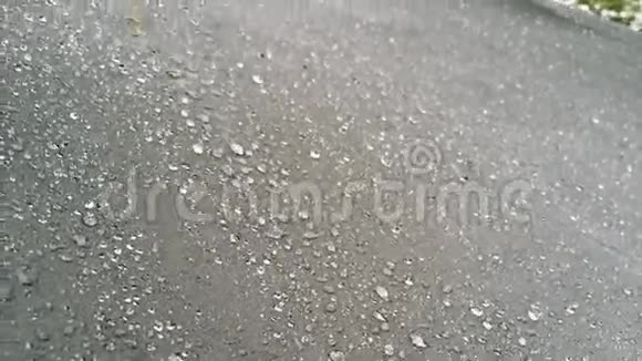 斯洛莫水滴在黑色背景下视频的预览图