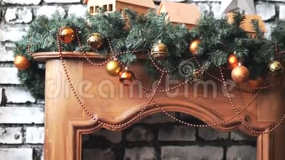带玩具壁炉背景的圣诞树视频的预览图