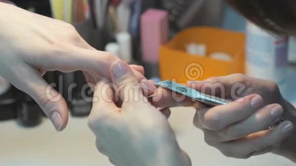 师傅在女孩手上修指甲视频的预览图