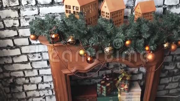 带玩具壁炉背景的圣诞树视频的预览图