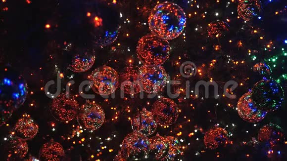 圣诞树上的装饰球视频的预览图