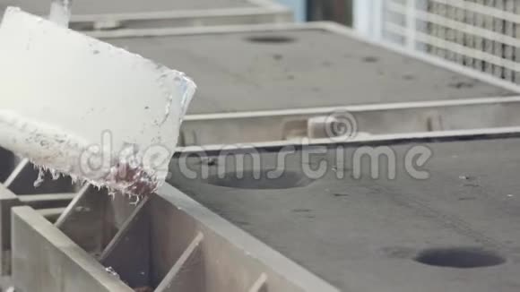 铸造厂的工人把液体铝浇到砂铸厂视频的预览图