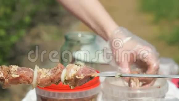 女人把鲜肉粘在肉串上视频的预览图