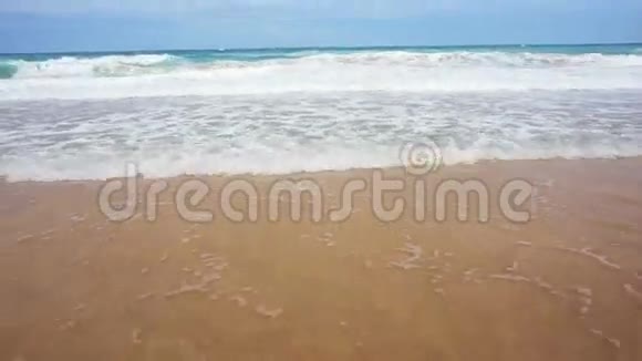 海浪在沙滩上冲刷着女人的双脚视频的预览图