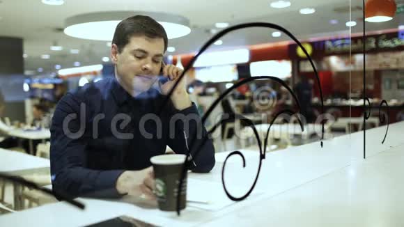 在咖啡馆打电话的商人视频的预览图