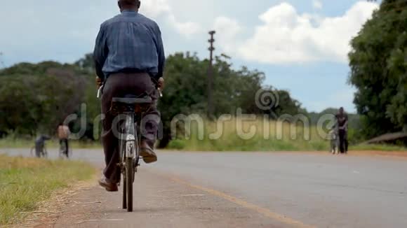 非洲骑自行车的视频的预览图