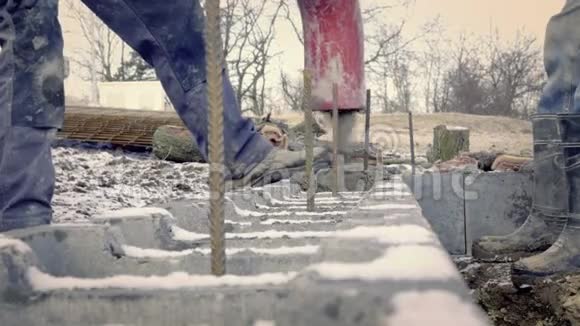 工人在现场工作家庭房屋基础浇筑泵砼详图视频的预览图