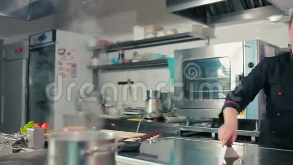 厨师在做饭前准备炉子视频的预览图