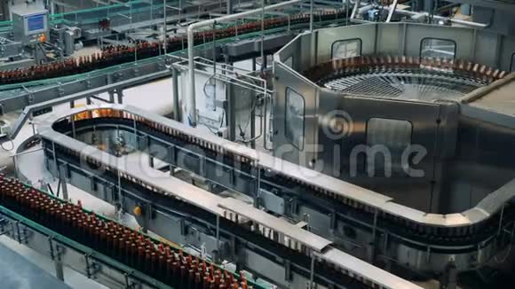 工厂生产线在一家啤酒厂移动瓶子视频的预览图