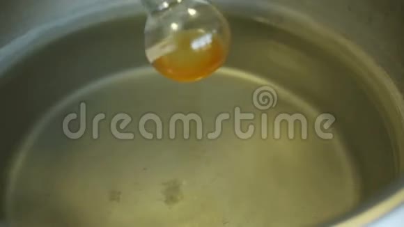 旋转瓶容器试管液体有机化学实验室科学视频的预览图