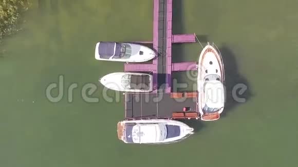 夏季阳光明媚许多游艇停泊在城市河湾空中景观视频的预览图