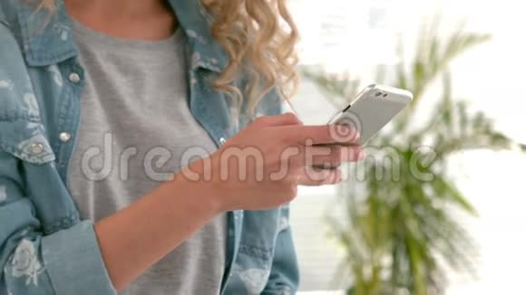 休闲时髦的人用她的智能手机视频的预览图