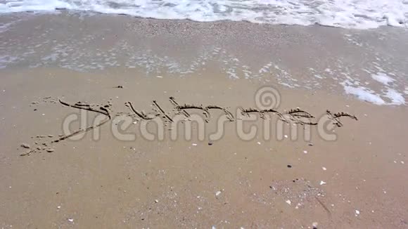 文字夏日写在沙滩上视频的预览图