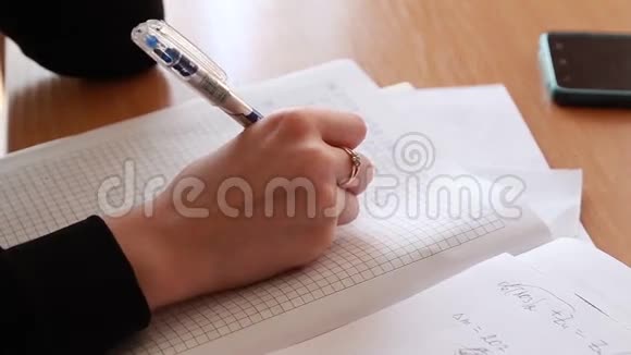 学生在笔记本上写钢笔视频的预览图