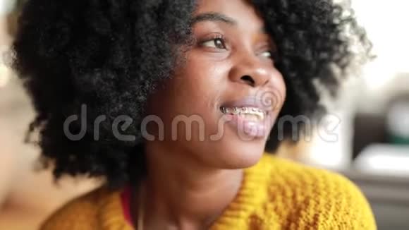 非洲女人在咖啡馆里笑视频的预览图