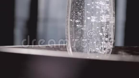 玻璃中的饮用水视频的预览图