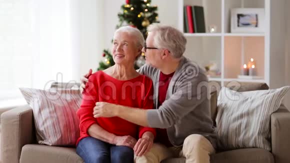 年长夫妇在圣诞节拥抱亲吻视频的预览图