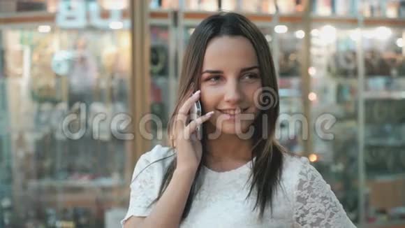 年轻时尚女孩在用手机说话视频的预览图
