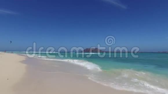 弗特文图拉伟大的Playas海滩最著名的冲浪和风筝冲浪海滩之一晶莹剔透的水视频的预览图