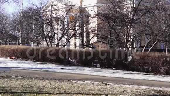 圣亚历山大内夫斯基东正教教堂的倾斜镜头视频的预览图