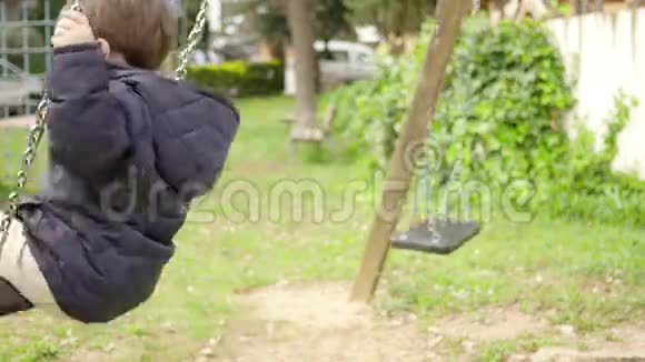 幼儿在公园秋千上摇摆视频的预览图