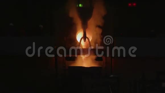铸造厂里的液态金属视频的预览图