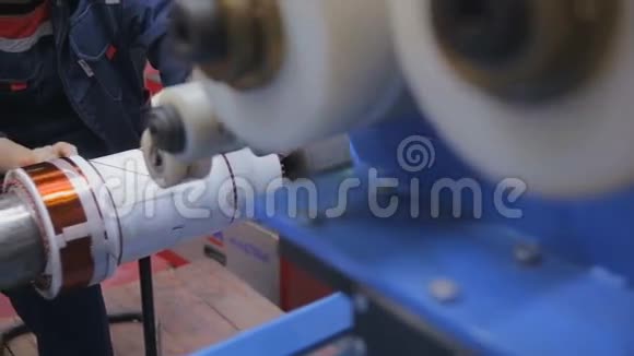 变压器发动机生产工人在高压变压器上缠绕库珀电线打滑头视频的预览图