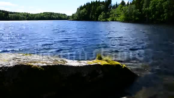 流动的水和石头视频的预览图