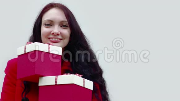 一个女人在送礼物视频的预览图