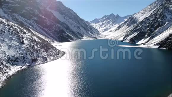 泻湖和山雪的鸟瞰图视频的预览图