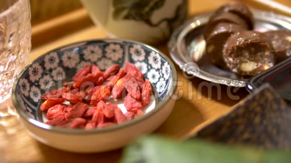饮食观念素食主义在香蕉叶子上放蘑菇和花生的米饭和桌上放果酱浆果视频的预览图