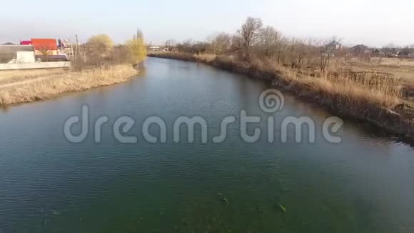 艾瑞克河在村里的春天浅浅的河水在村里缓缓流淌视频的预览图