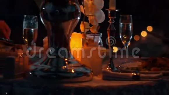 晚上用餐具和蜡烛做一对晚餐视频的预览图