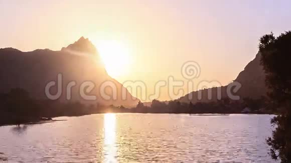 湖面上的日落时间流逝帕米尔塔吉克族视频的预览图