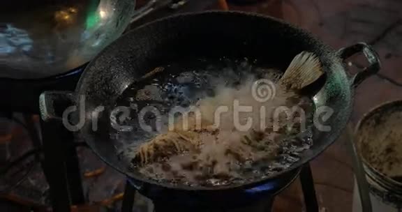 泰国曼谷烹饪街头美食视频的预览图