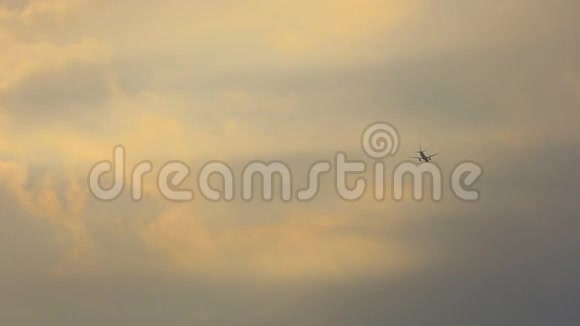 飞机接近多云的天空视频的预览图
