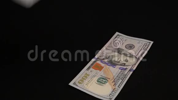 金钱象征落在黑桌上视频的预览图