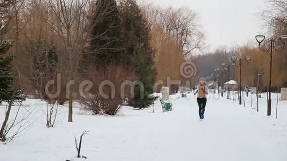 美丽的女孩在冬天跑步视频的预览图