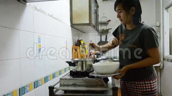 泰国妇女用蔬菜猪肉和豆腐做温和的汤视频的预览图