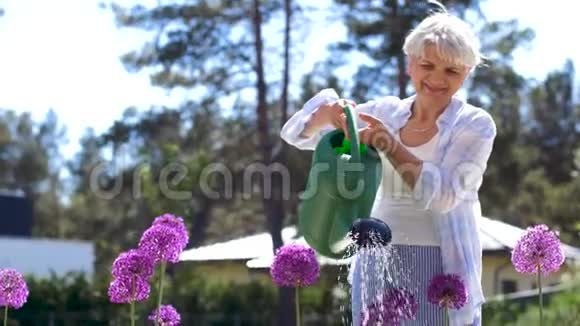 在夏园浇花的老妇人视频的预览图