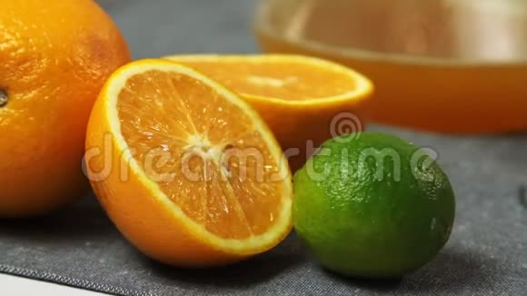 桌上的水果巧克力慕斯和橘子果冻甜点视频的预览图