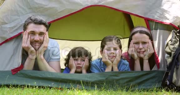 有趣的一家人在帐篷里露营视频的预览图
