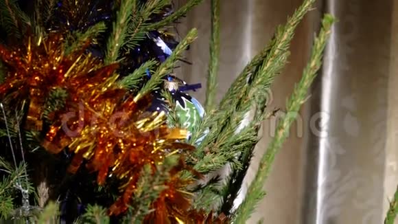 有闪亮装饰的圣诞树视频的预览图